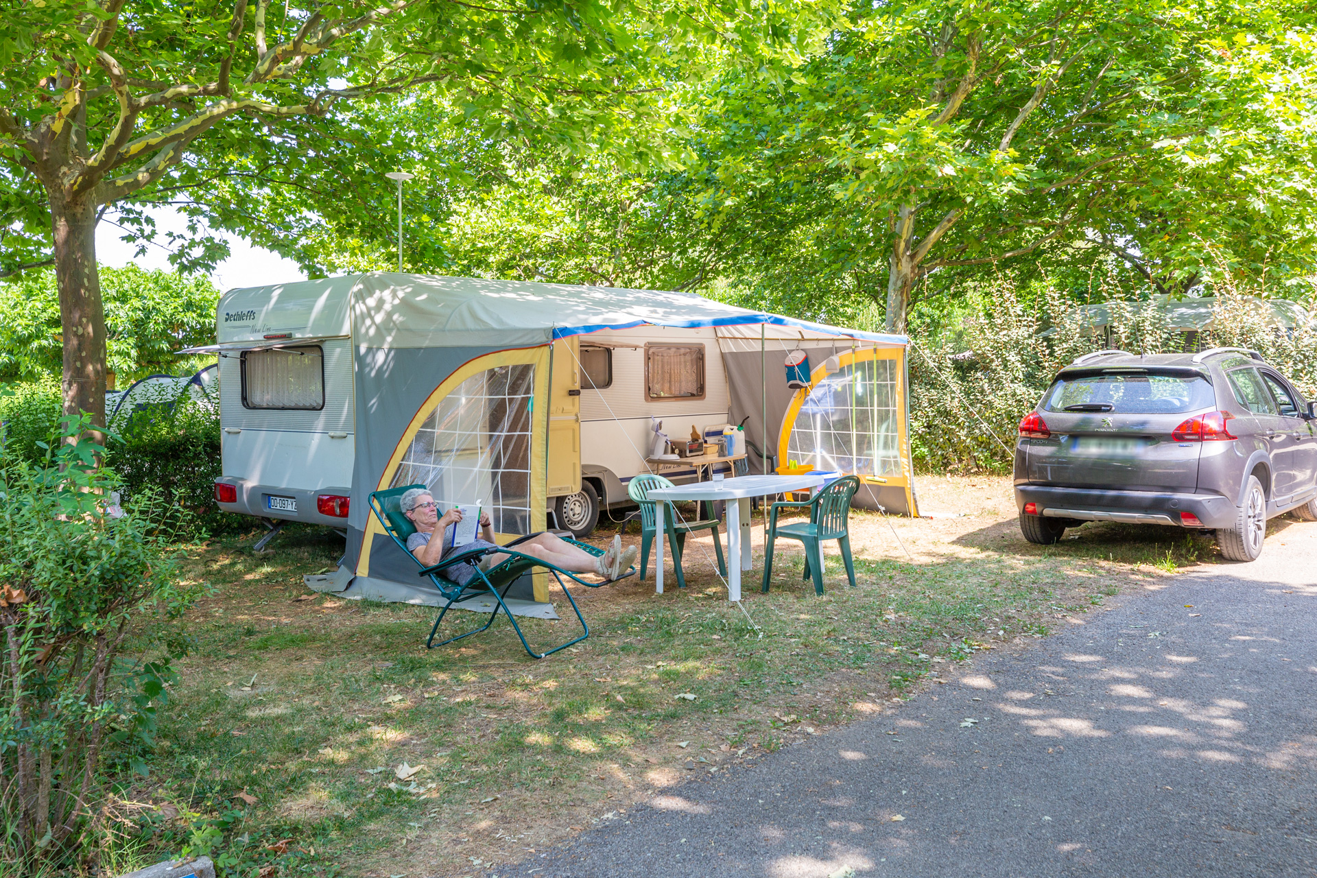 © Lilian Chapel : bouquiner au camping