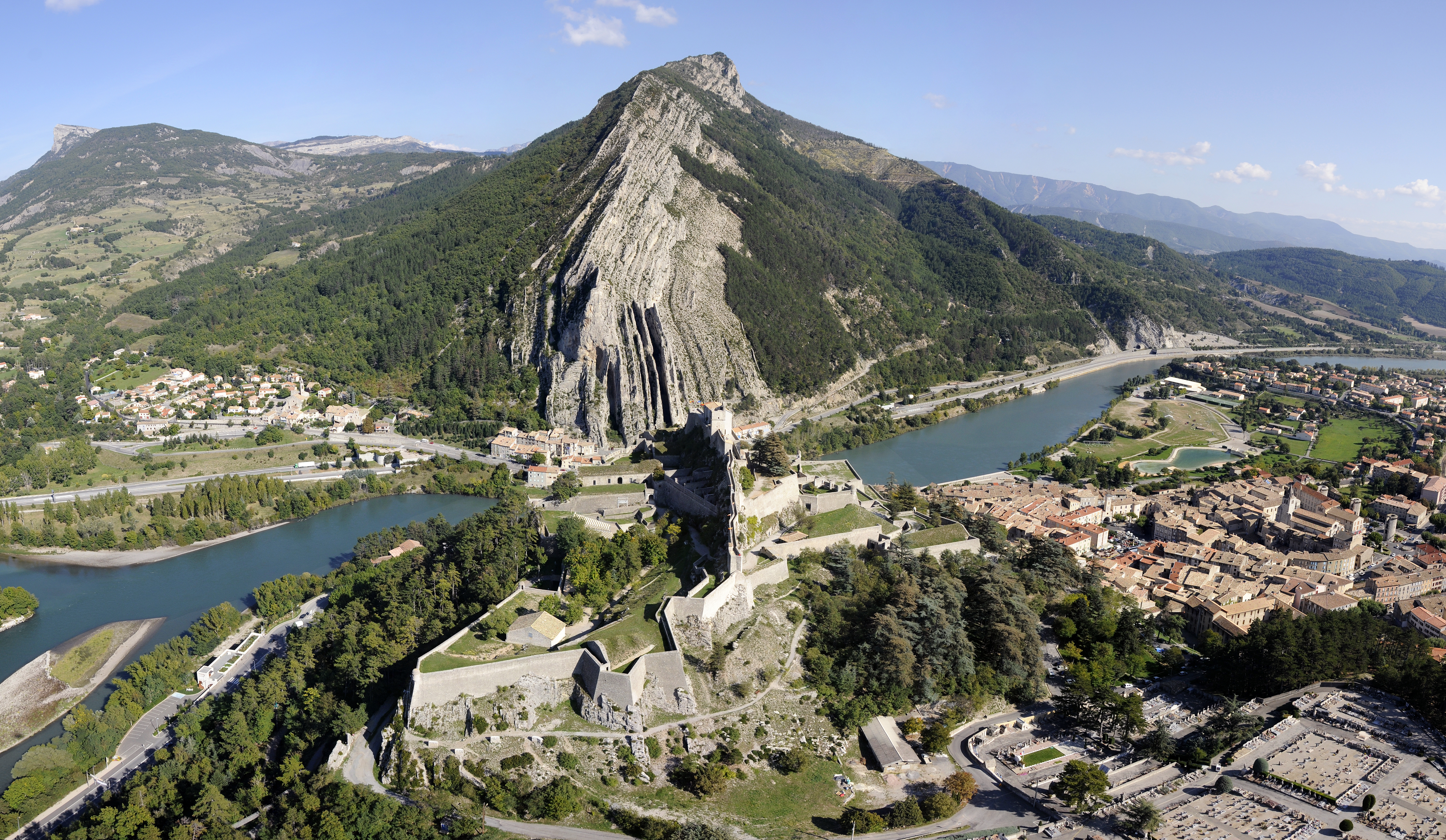Vue sur la citadelle et sur le rocher de la baume