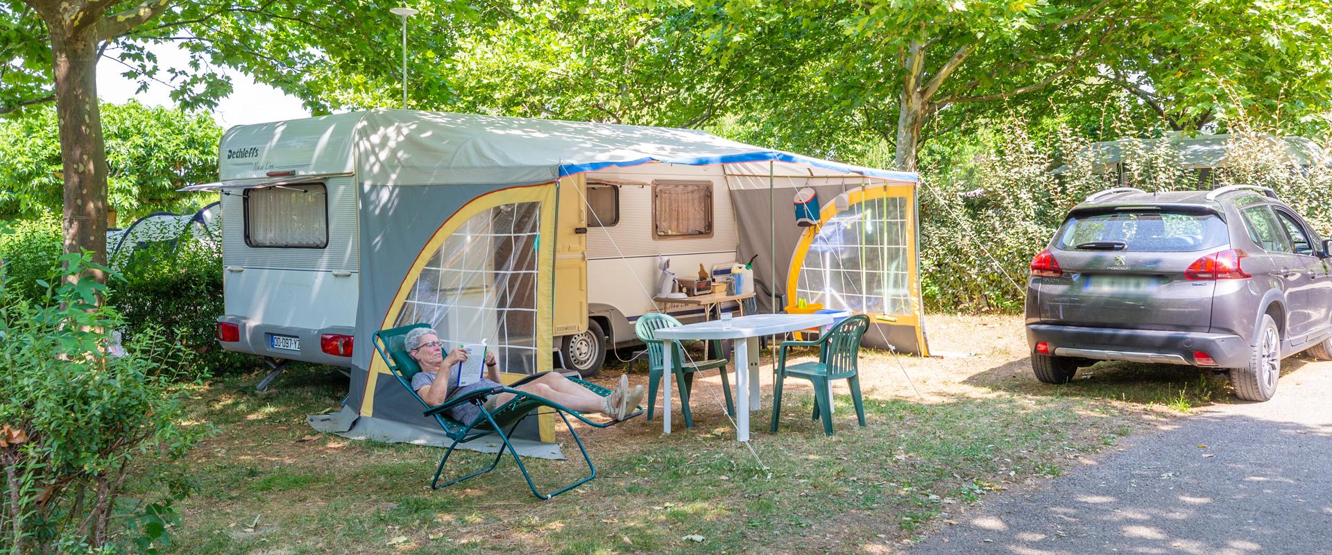 © Lilian Chapel : bouquiner au camping