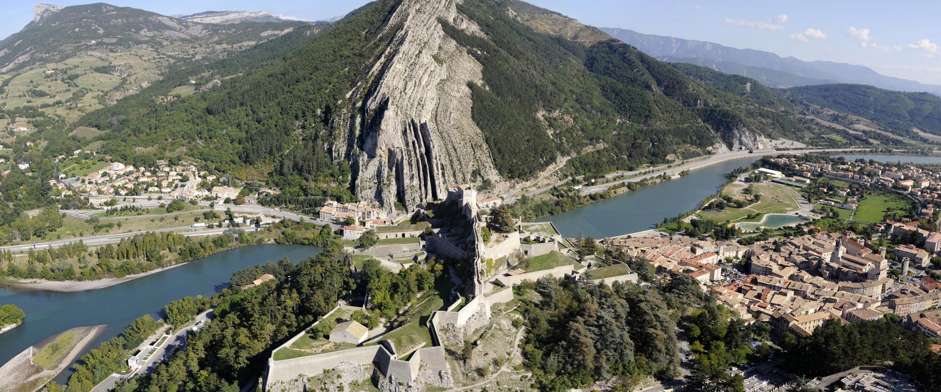 Vue sur la citadelle et sur le rocher de la baume
