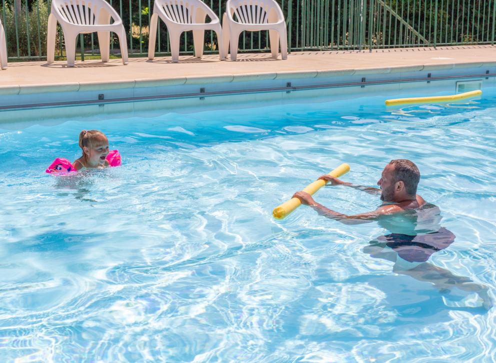 Jeux dans la piscine en famille